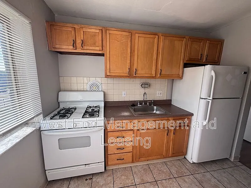 2 bed, 1.0 bath, $995 — Photo 2