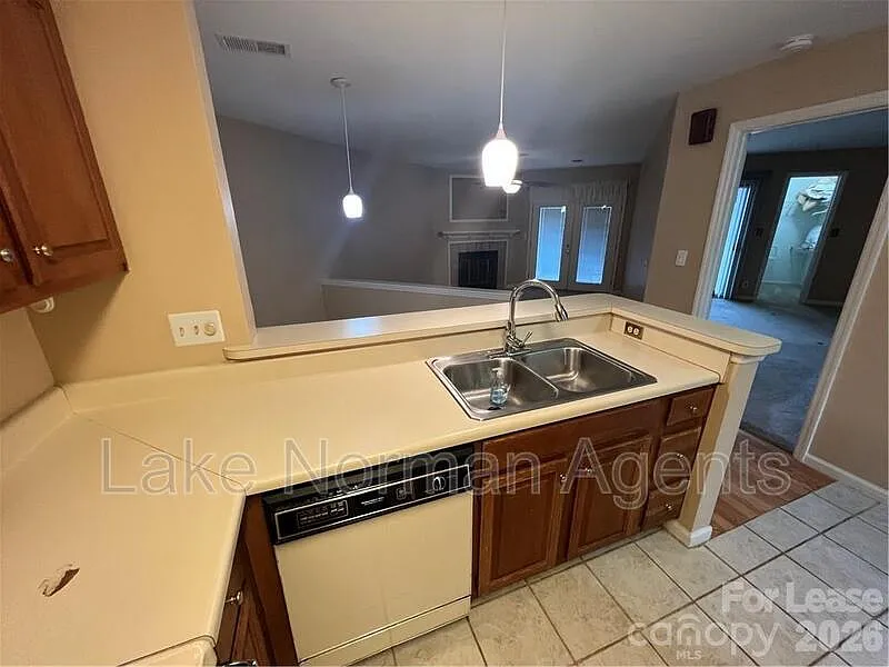 2 bed, 2.0 bath, 965 sqft, $1,595 — Photo 4