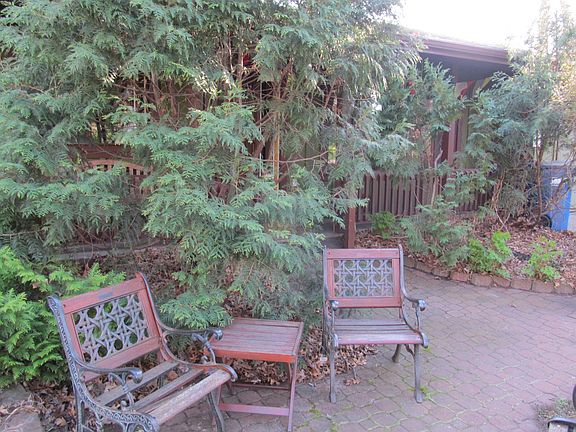 front garden sitting area