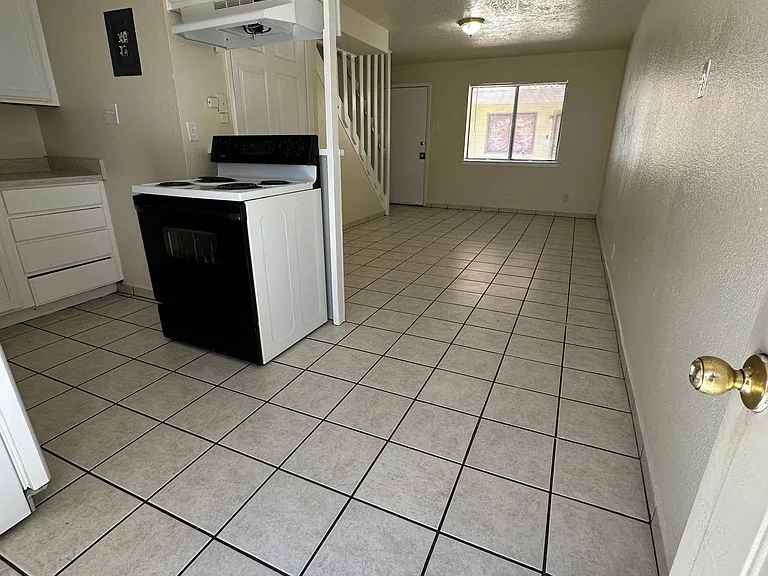 Spacious Townhomes near Fairgrounds — Photo 16