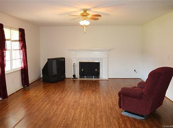 5th image of 2443 Glenridge Dr