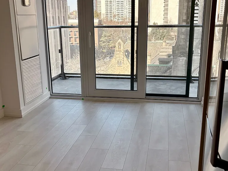 75 James St S #727 — Photo 2