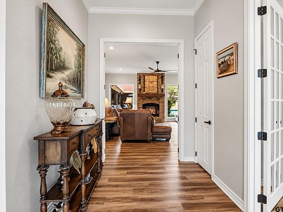 3rd image of 213 Devonshire