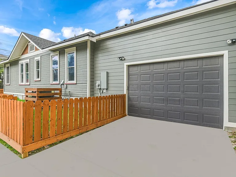 2902 Houston Ave — Photo 3