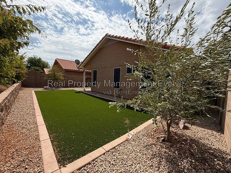 7568 W Kerry Ln — Photo 26