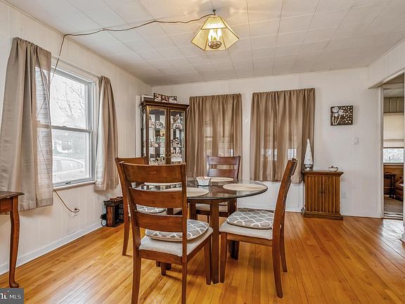 4th image of 229 Churchill Ave