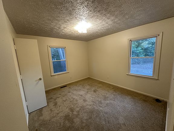 5th image of 361 Taft St