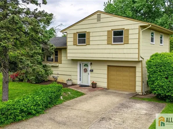 2 Moryan Rd, Edison, NJ 08817