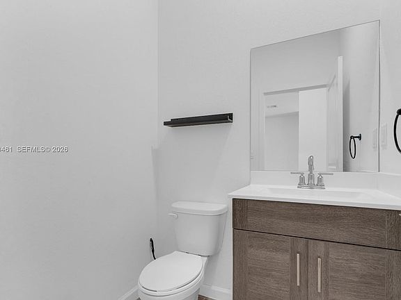4th image of 805 SE 18th St