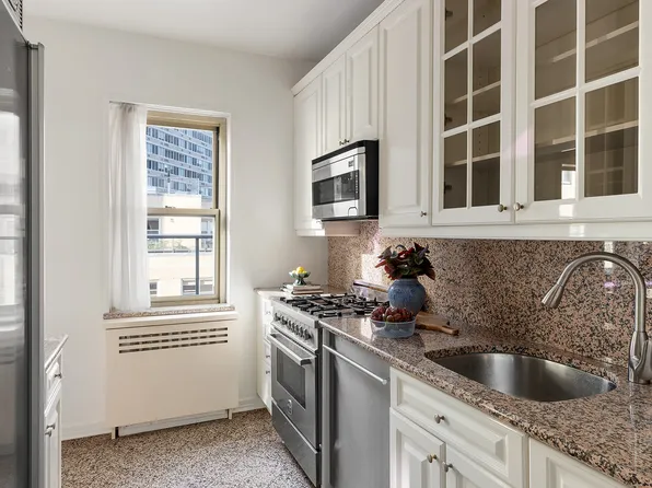 415 East 52nd Street image 6 of 10