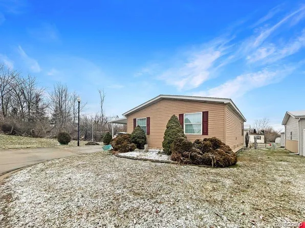 297 Dennis K Ct, White Lake, MI 48386