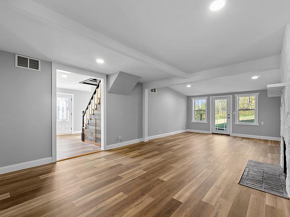 5th image of 301 Fallen Ash Rd