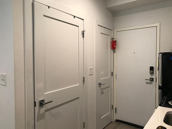 5th image of 851 W Montrose Ave #113