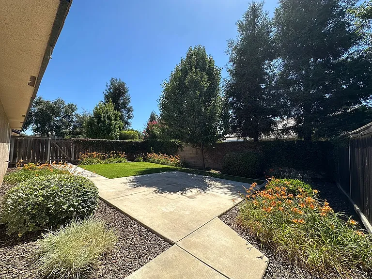 2207-2213 N Vickie Ct — Photo 7