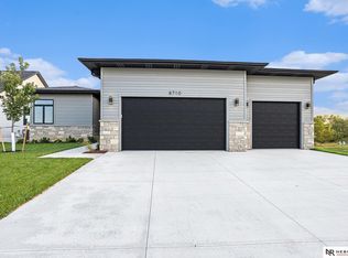 8710 Dragonfly Ln, Lincoln, NE 68526