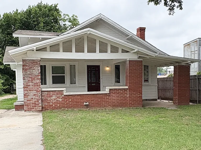 1621 N McKinley Ave — Photo 1