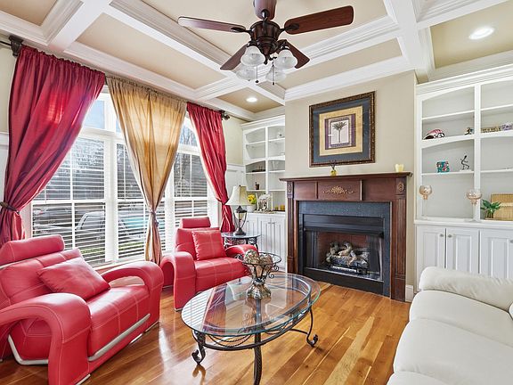 4th image of 111 Amanda Cir