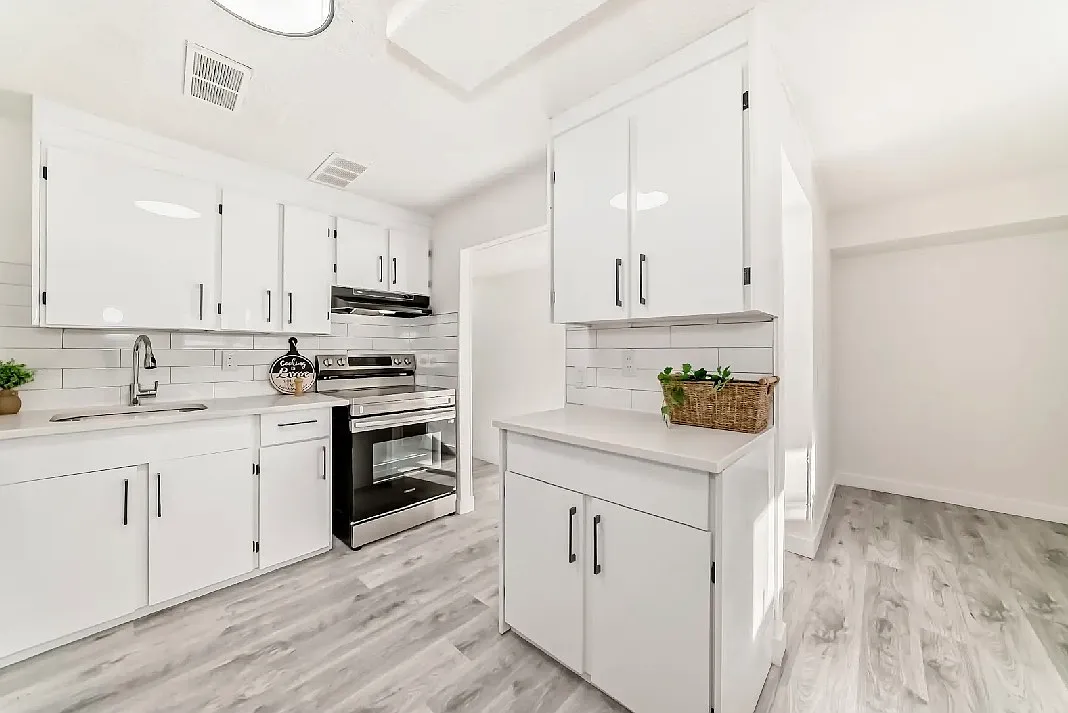 2 bed, 889 sqft, $1,550 — Photo 3