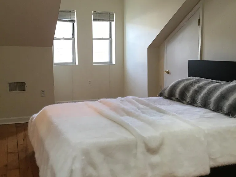 2213 Sarah St #2 — Photo 3