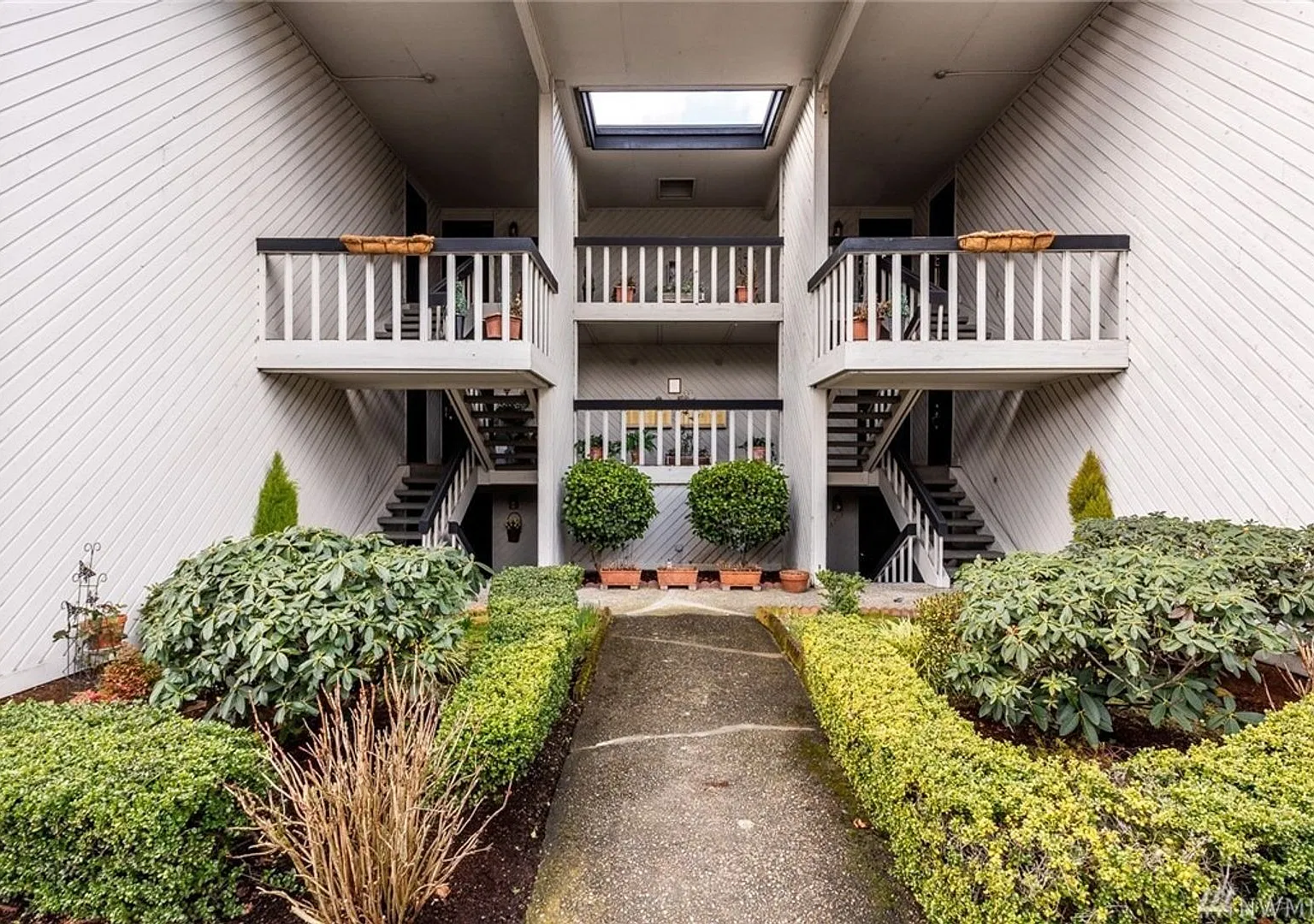 Lakeview Condominiums — Photo 1