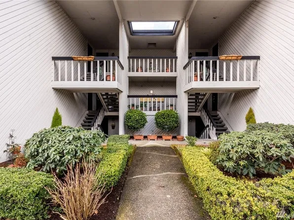 6627 Lakeview Dr, Kirkland, WA