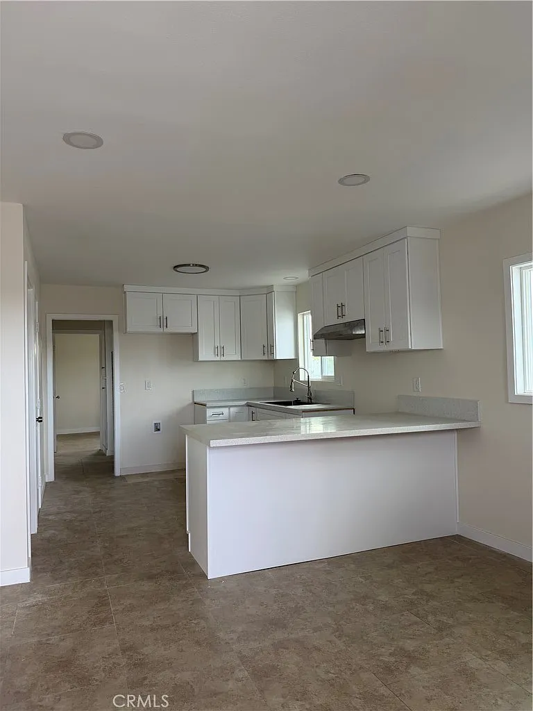 4 bed, 980 sqft, $3,399 — Photo 1