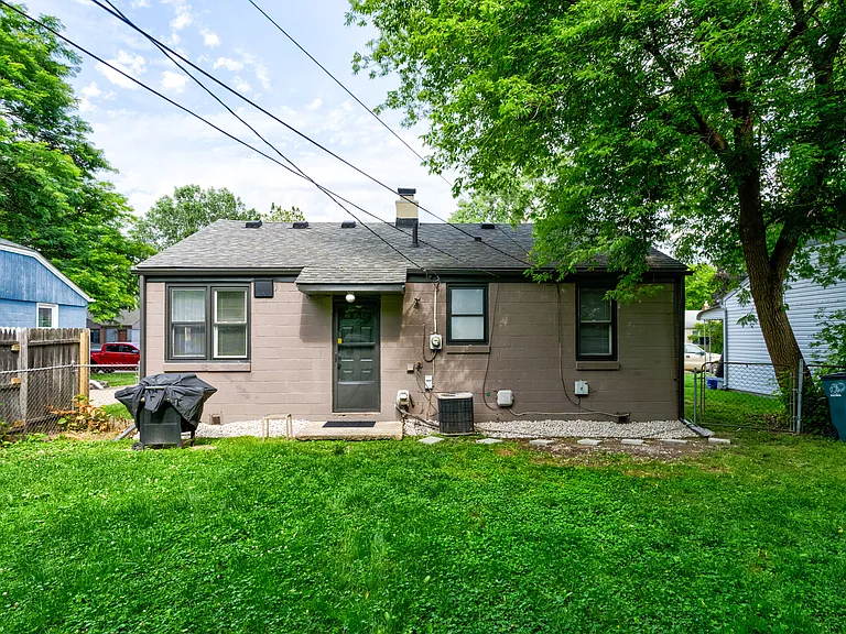 2411 Harris St — Photo 24