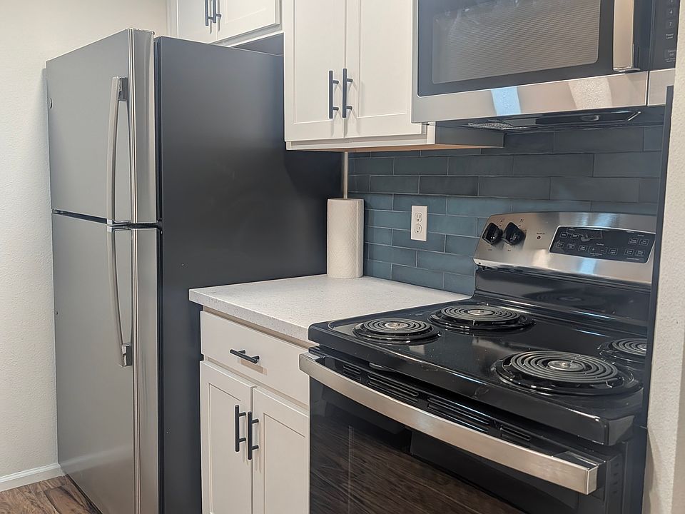 BRAND NEW NEVER USED KITCHEN