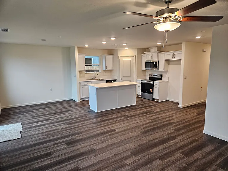 630 Marshall Ln — Photo 2