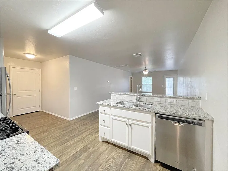 2127 Buena Vida Ln — Photo 8