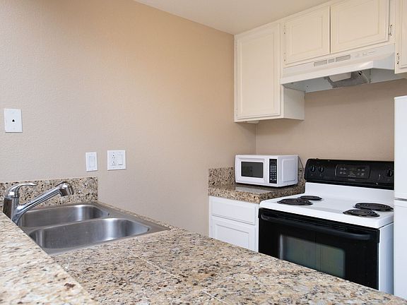 3rd image of 73355 Guadalupe Ave APT J