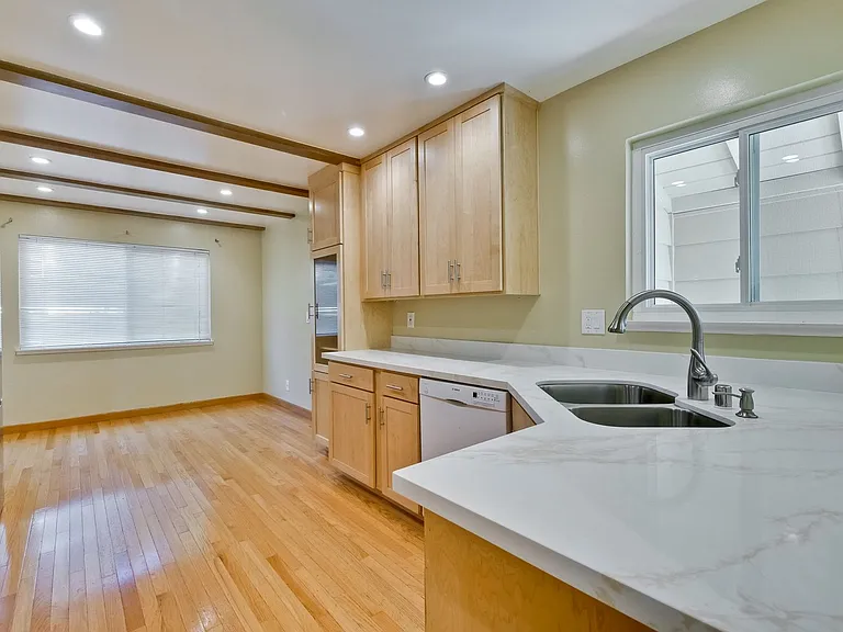 1084 Bluebird Ave — Photo 9