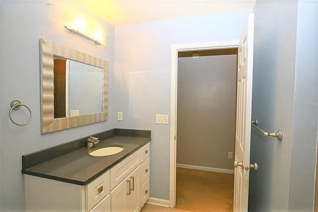 4 Round Table Rd — Photo 16