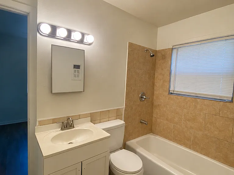 Bathroom between bedrooms
