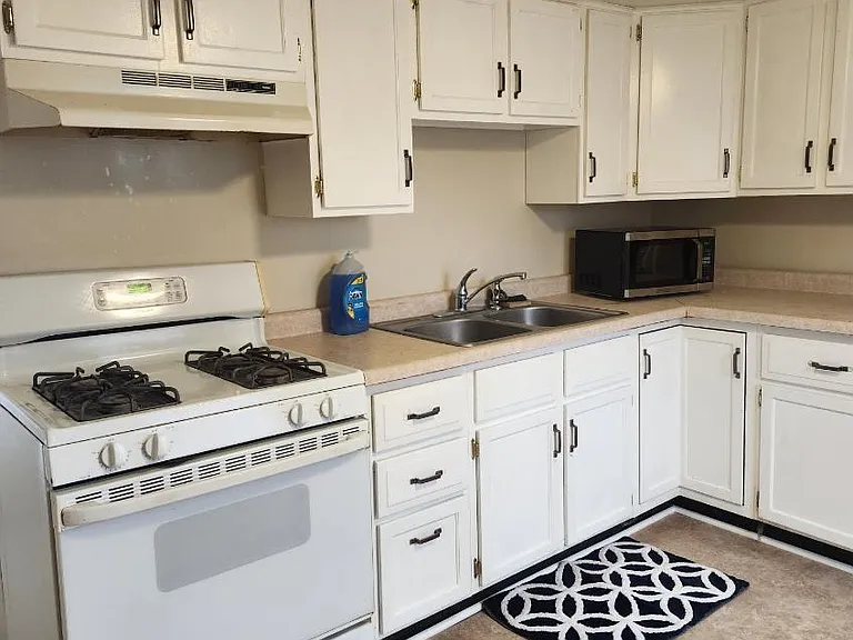 212 E Marshall St — Photo 9