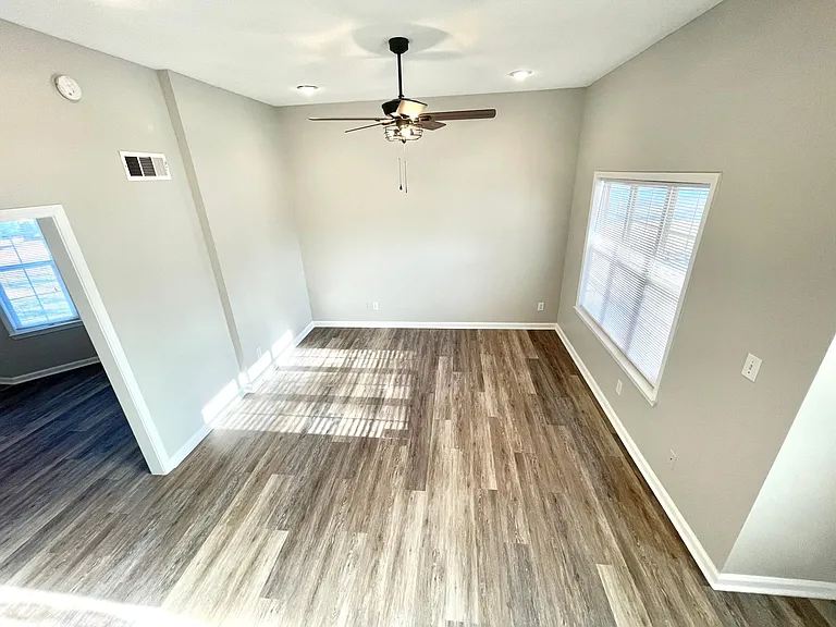 304 Greenview Ct — Photo 13