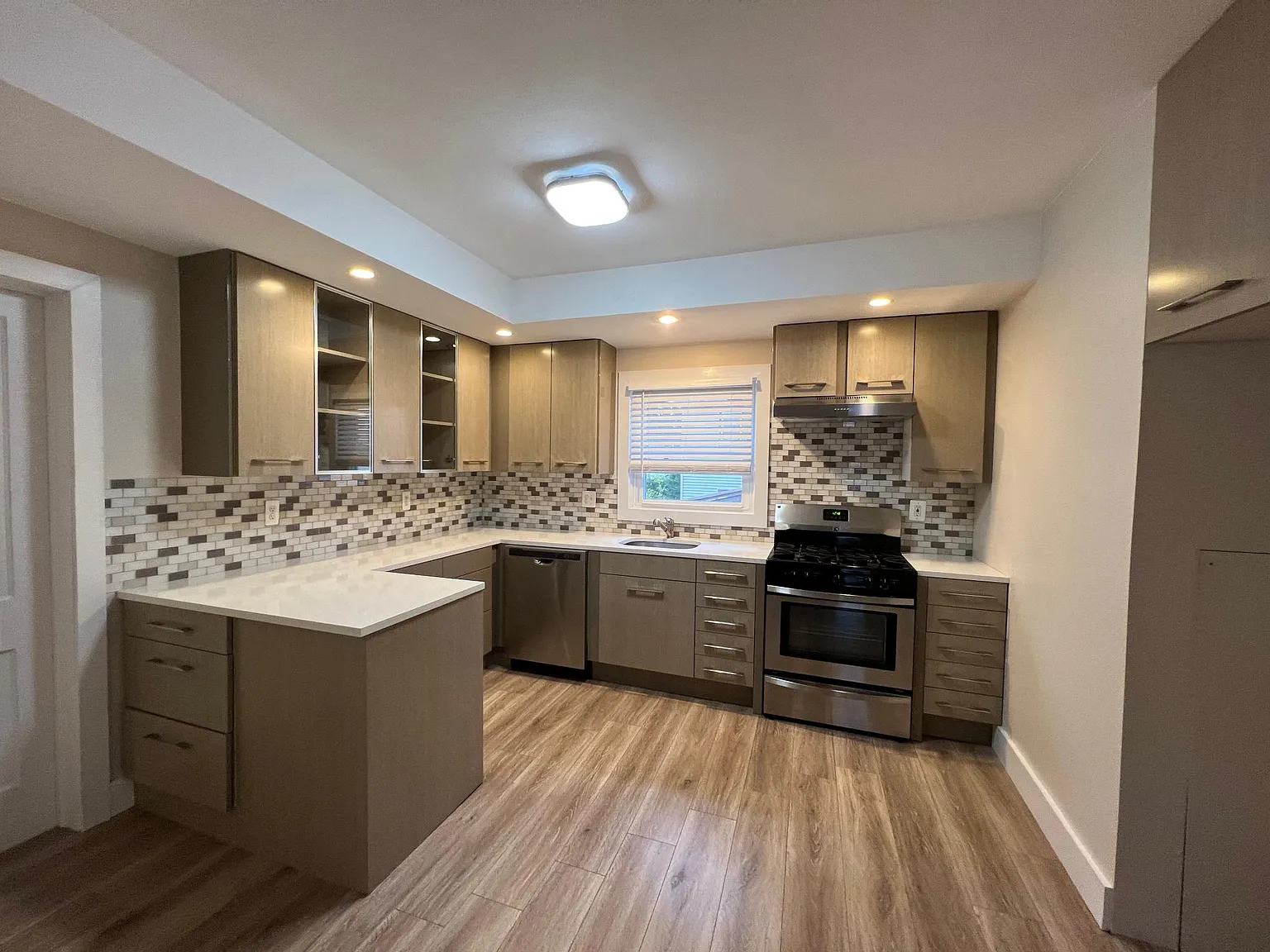3 bed, $2,700 — Photo 2