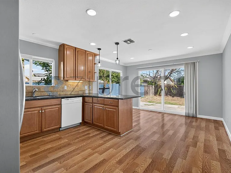 533 Don Carlos Ct — Photo 8