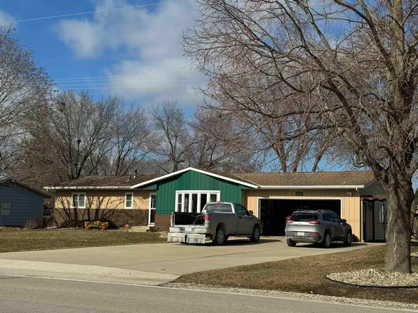 3019 Clark St, Charles City, IA 50616