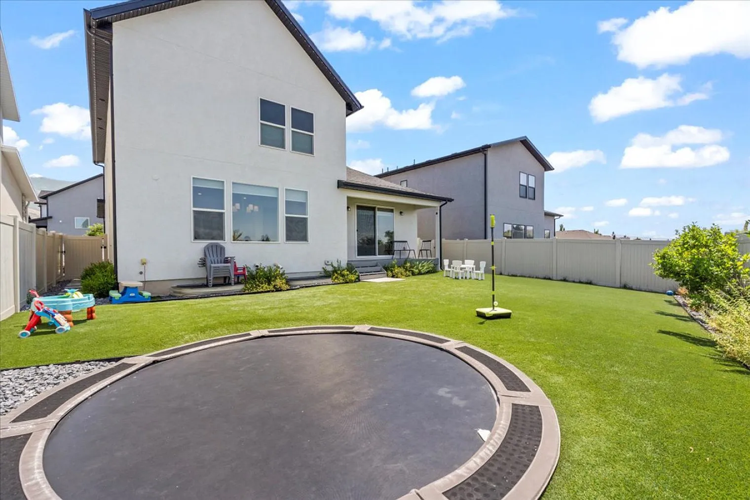 5 bed, 4.0 bath, 3993 sqft, $6,842 — Photo 3