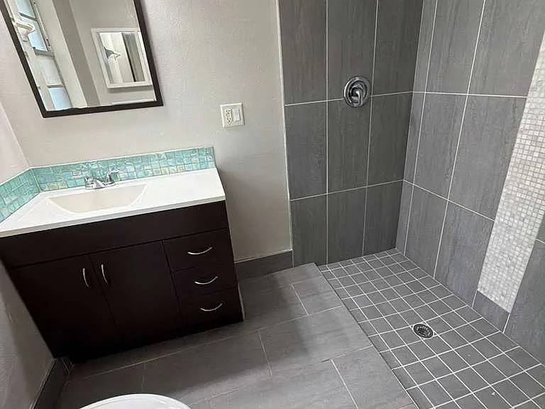 702 SE 47th St #5 — Photo 11