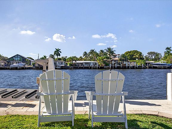 2nd image of 513 S Riverside Drive