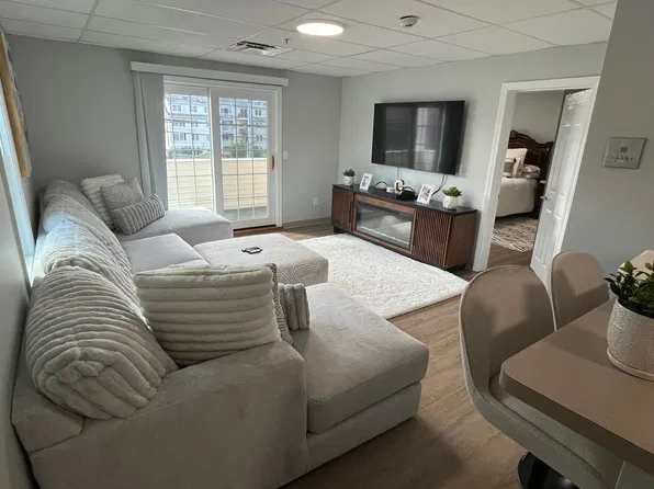 17 Pearl St APT 304, Stoughton, MA 02072