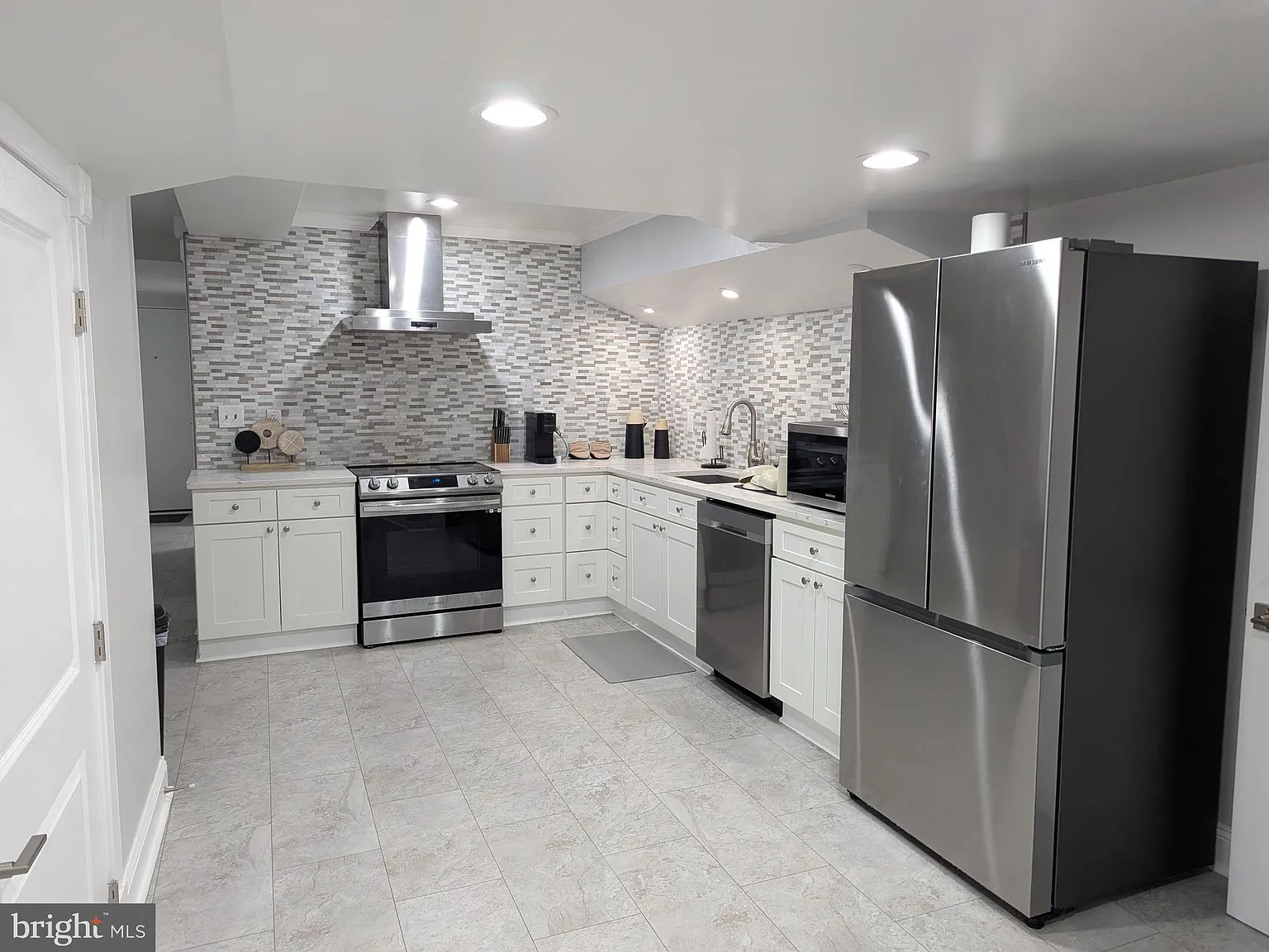 1 bed, 1.0 bath, 4663 sqft, $1,300 — Photo 1