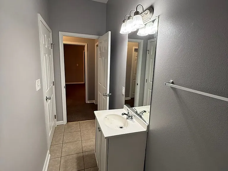 809 E Thomas St — Photo 21