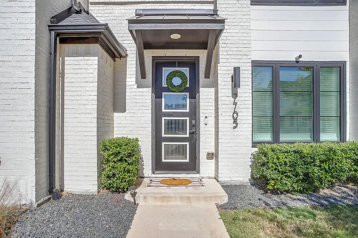 Building Photo - 7705 Reis Ln