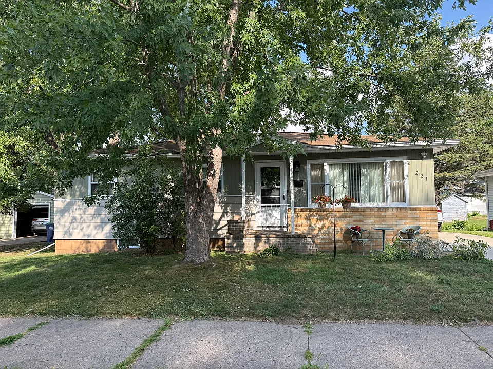 221 N 9th Ave