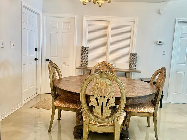 Breakfast table area