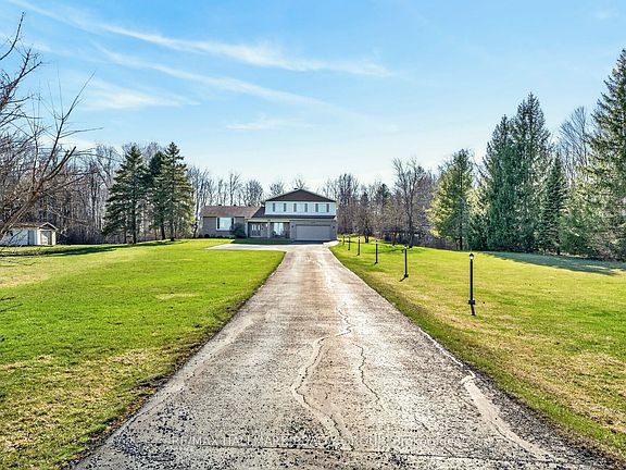 4th image of 1376 Macdonald Rd