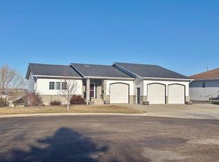 1104 10th St SW, Minot, ND 58701